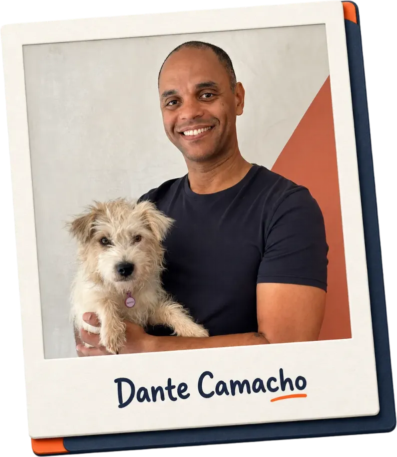 Dante Camacho sorrindo, segurando um cão claro
